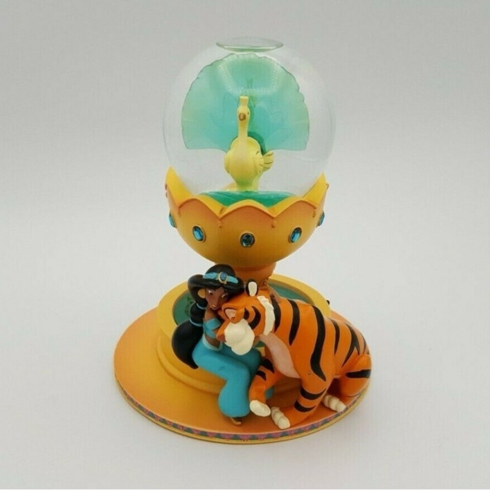 Disney Jasmine and Rajah Snow Globe